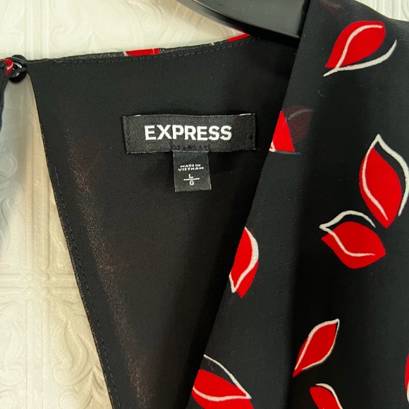 EXPRESS | Petal Blouse - Picture 4 of 5